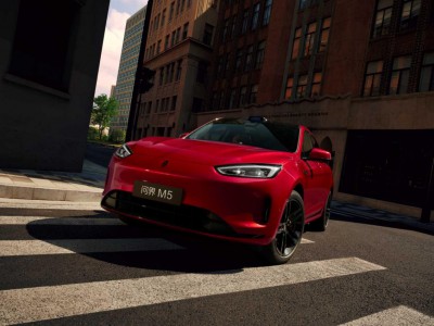 主动防护+被动硬实力，问界新M5 Ultra和Model Y谁能护全家周全？